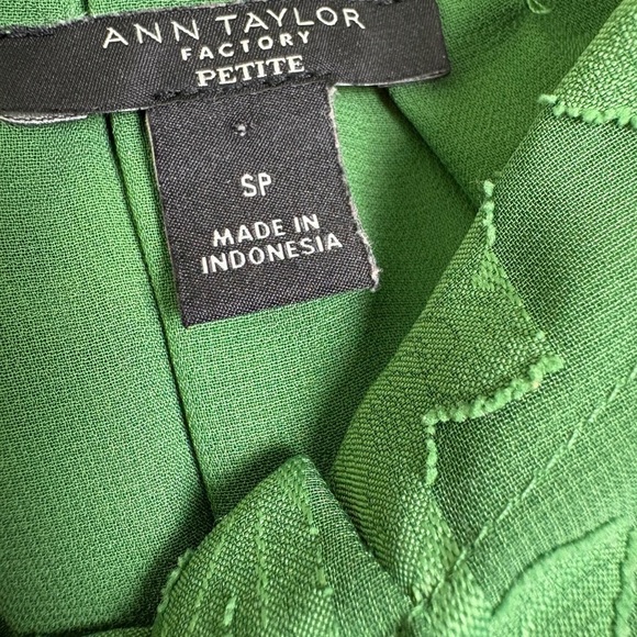 ⭐️ANN TAYLOR FACTORY Green Blouse with Gathered Neckline - Picture 4 of 6